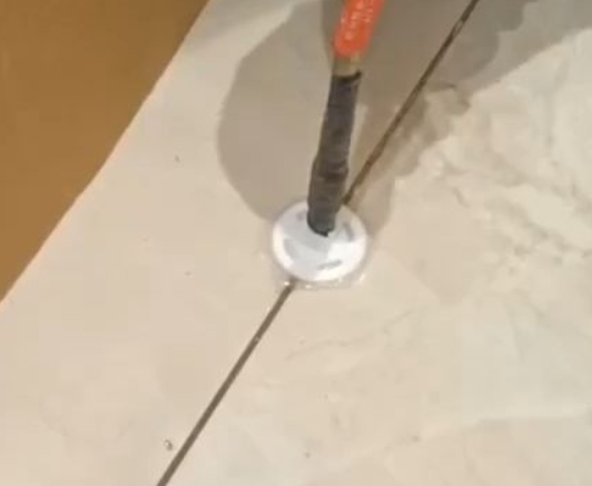 庄河瓷砖空鼓维修公司专业解答瓷砖在铺贴过程中，如果没有涂抹均匀到位的粘结材料（如水泥砂浆或瓷砖胶），可能会导致以下问题