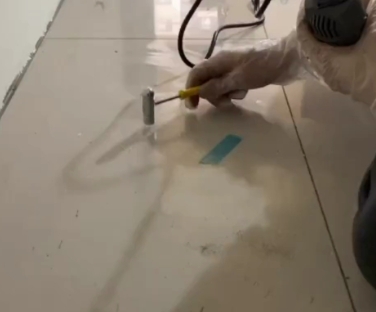 庄河瓷砖开裂维修公司专业分享瓷砖在铺贴前如果没有沥干水分，将会导致以下问题